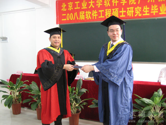 达德教育集团董事长李晓珍先生给毕业学员颁发学位证书
