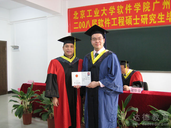 达德教育集团董事长李晓珍先生与毕业学员留影