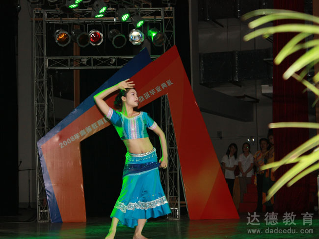 达德学员表演的独舞《傣女》   